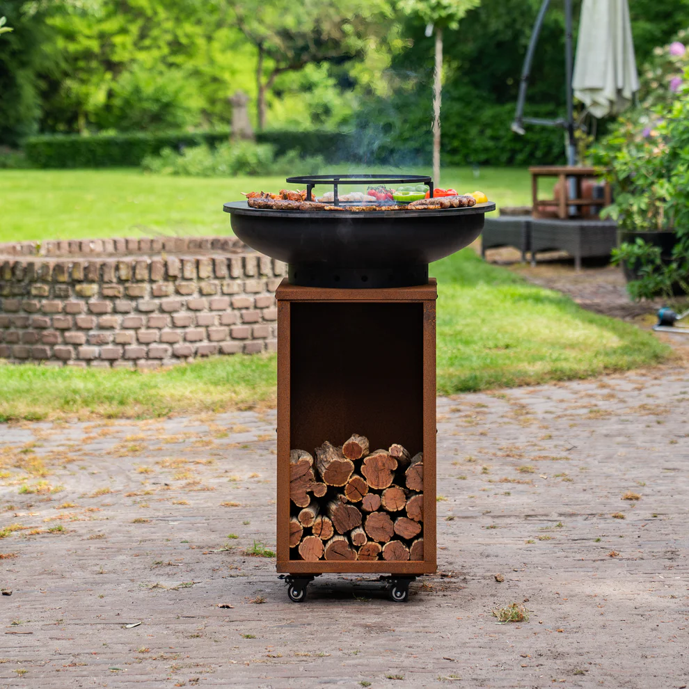 BBQ Plancha Grill Blackline Acier Corten Camarada 2.0 – Avec tisonnier et rangement bois Ø70cm